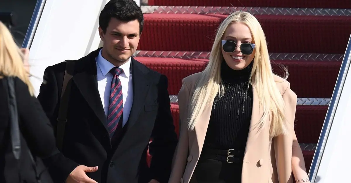 Michael Boulos og Tiffany Trump forlader et fly