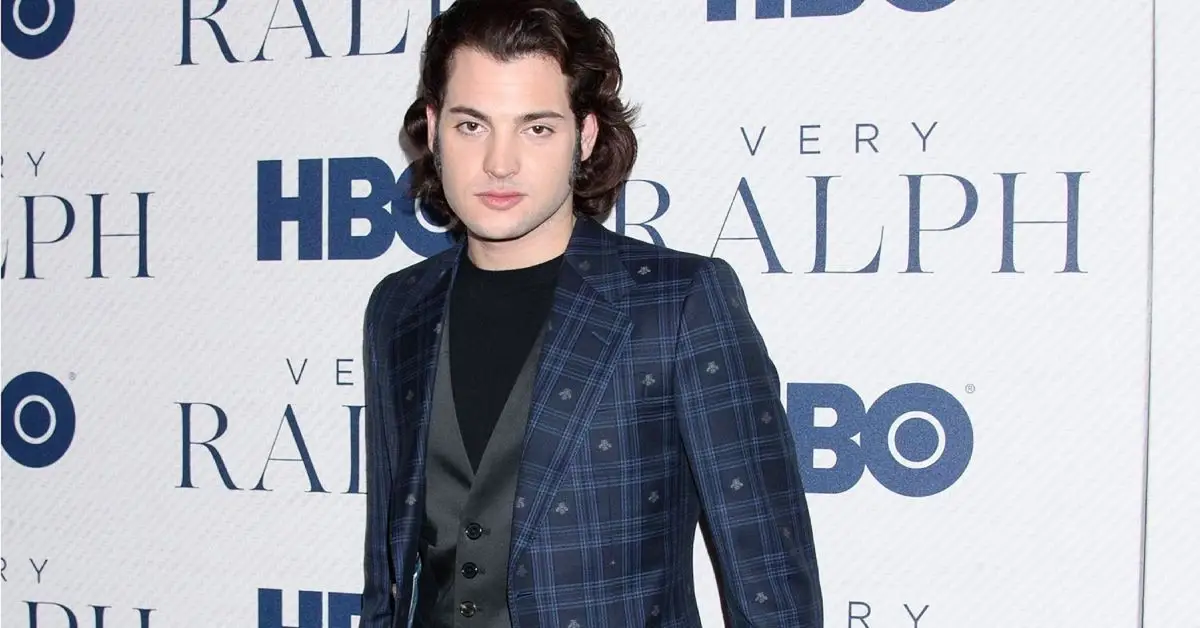 Peter Brant Jr. iført jakkesæt og poserer på den røde løber ved et arrangement