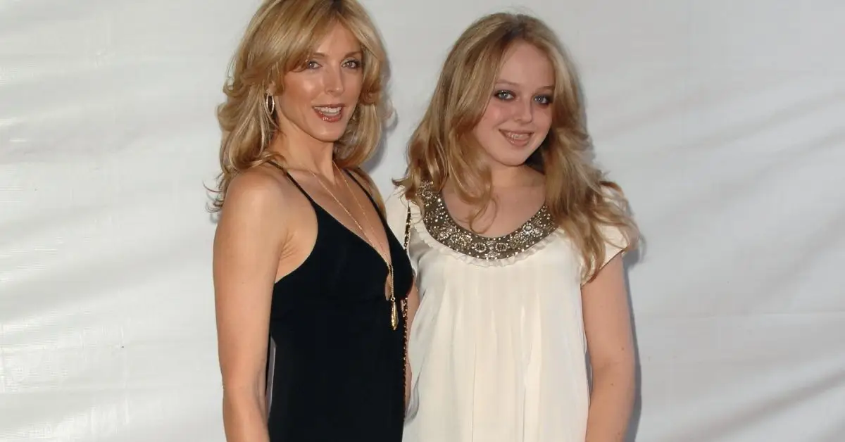 Marla Maples og Tiffany Trump smiler til en begivenhed