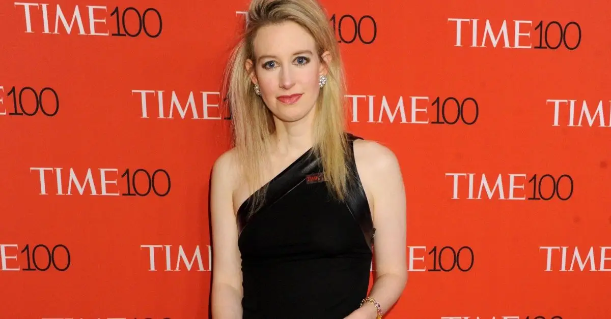 אליזבת הולמס משתתפת בגאלה בזמן 100.