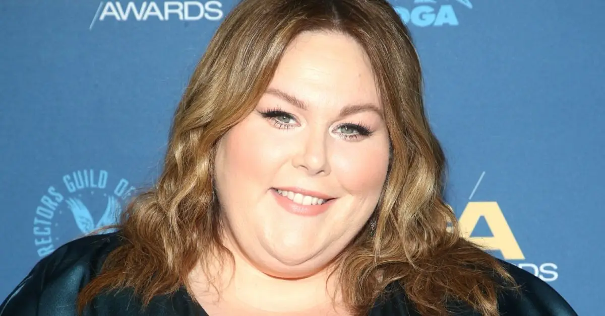Chrissy Metz sorridente su un tappeto rosso