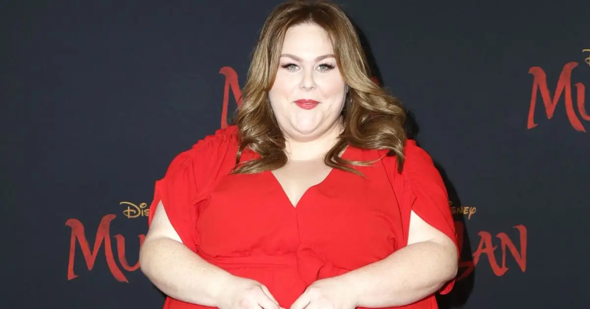 Chrissy Metz sul tappeto rosso con un abito rosso