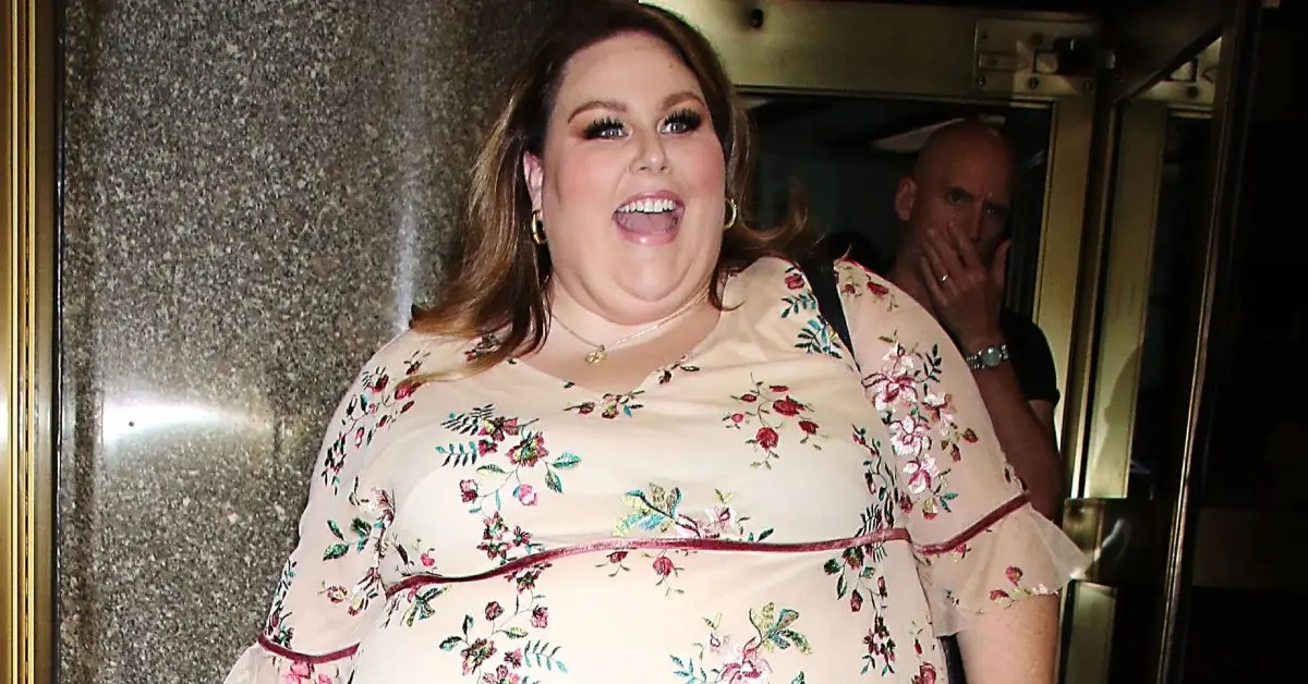 Chrissy Metz cammina su un televisore
