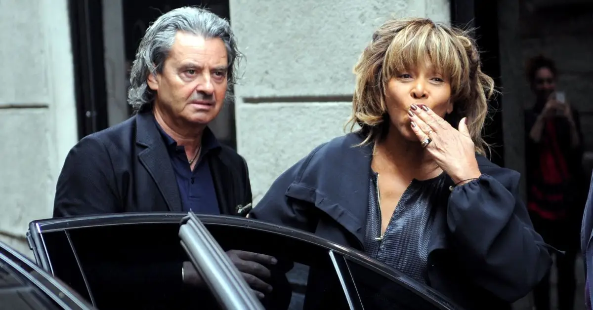 Tina Turner manda un bacio con il marito Erwin Bach al suo fianco