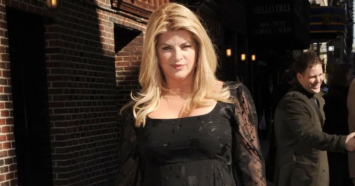 Kirstie Alley indossa un abito nero