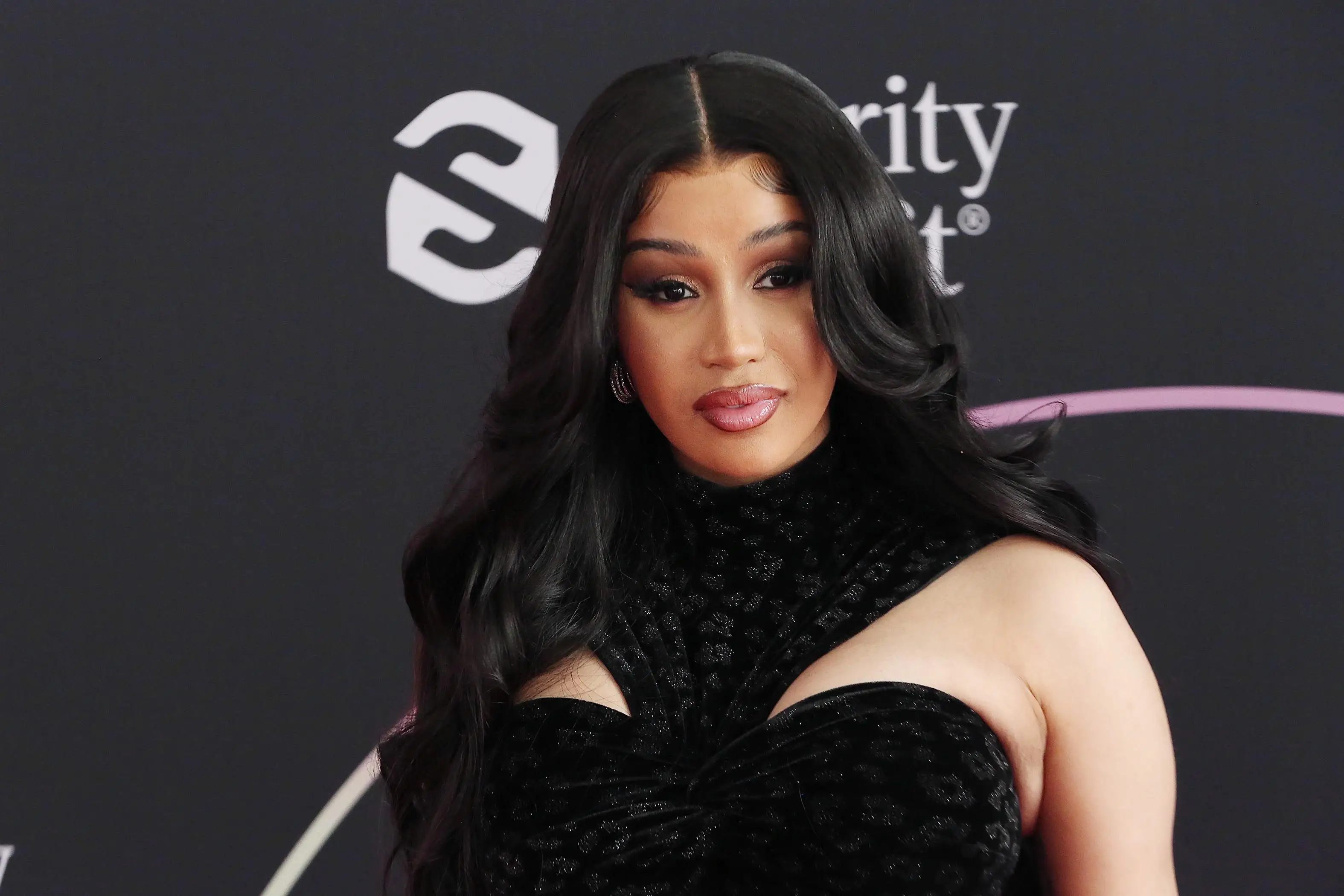 Cardi B al lancio del tappeto rosso degli American Music Awards 2021.