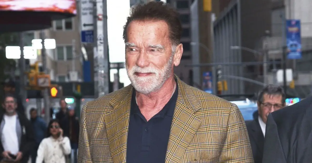 Arnold Schwarzenegger i brunt plaid jakkesæt i NYC