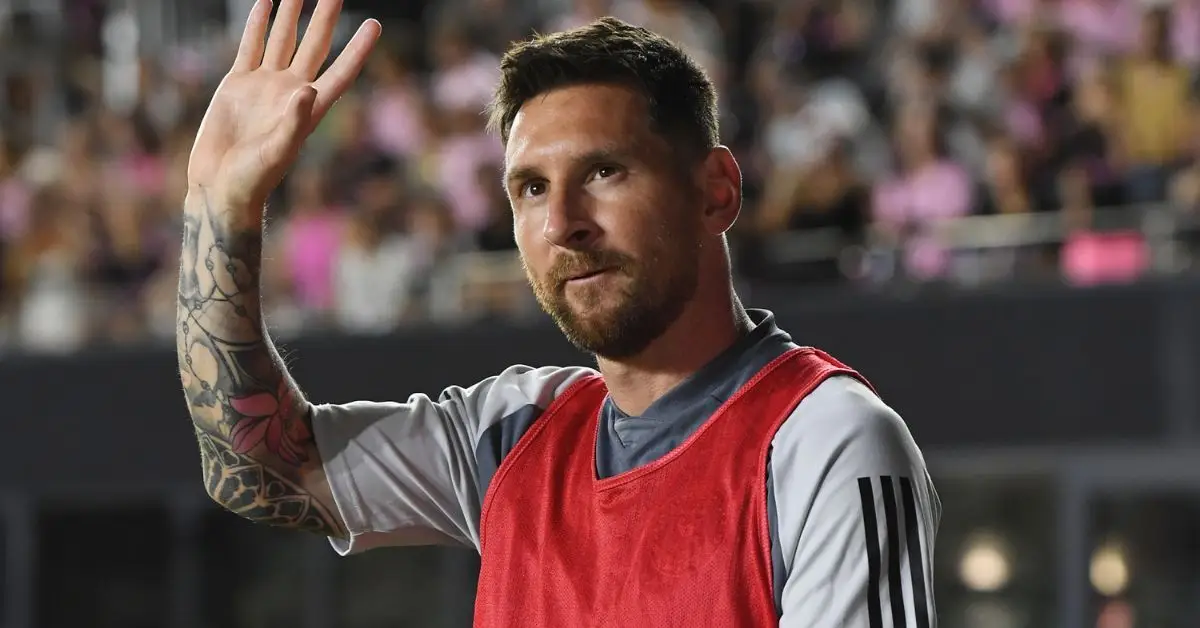 Lionel Messi z Inter Miami CF sledovaný celebritami seznamu A dnes debutuje, když na stadionu DRV PNK vstřelil vítězný gól v zápase Ligového poháru proti Cruz Azul.