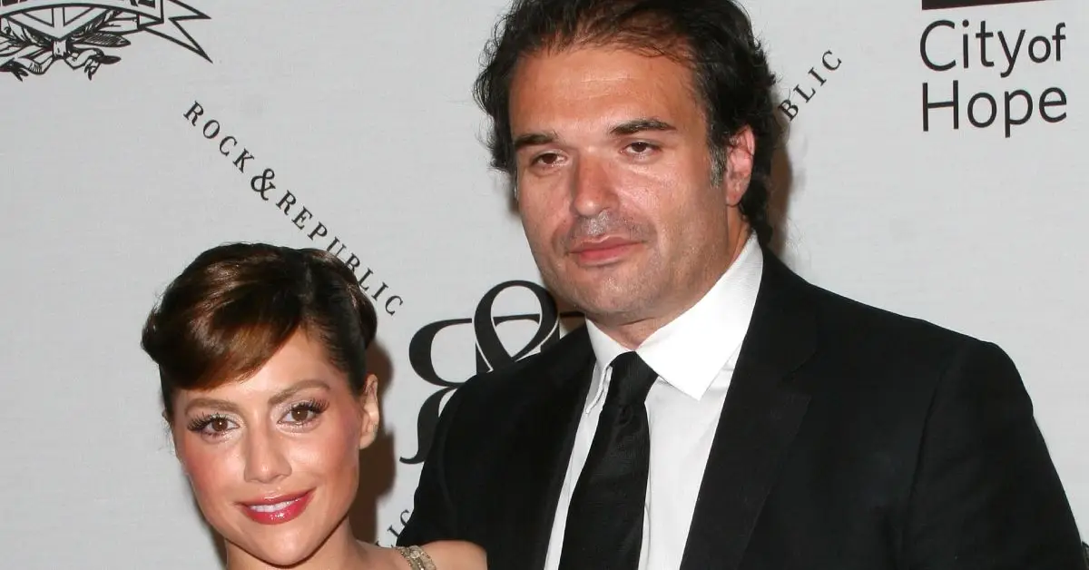 레드카펫에 선 브리트니 머피와 사이먼 몬잭