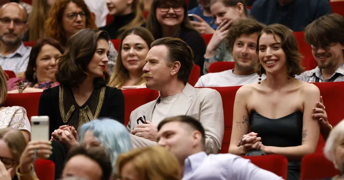 Mary Elizabeth Winstead, Ewan McGregor och Clara McGregor vid ett event.