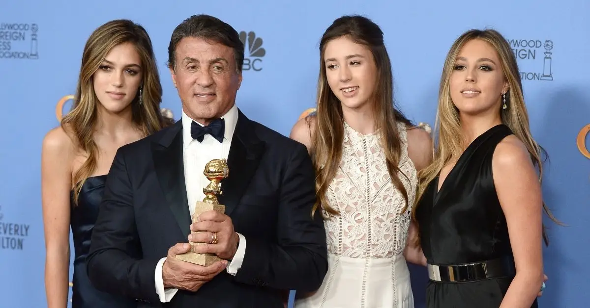 スカーレット・ローズ・スタローンと父親と姉妹