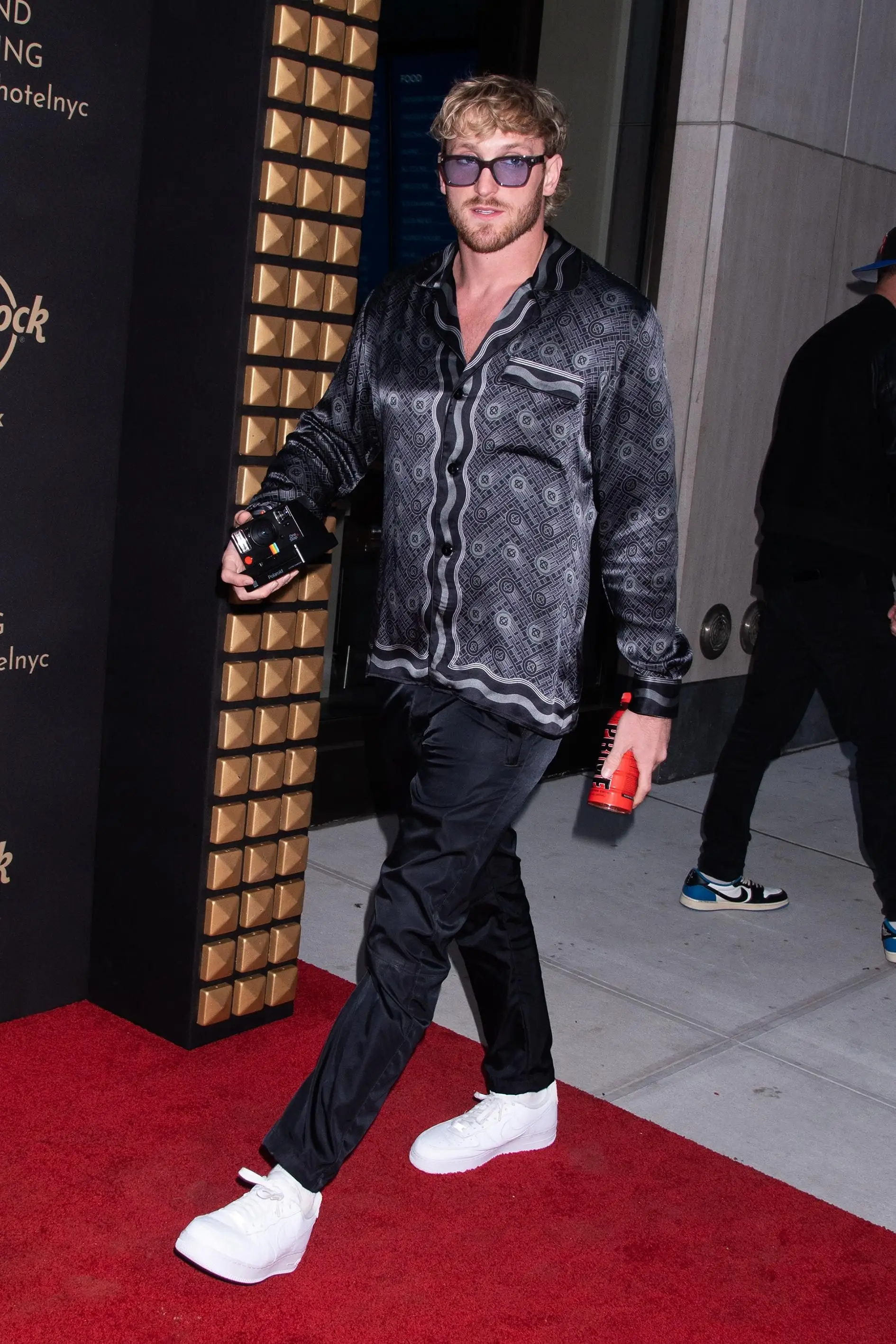 Logan Paul a l'obertura de l'hotel a la ciutat de Nova York