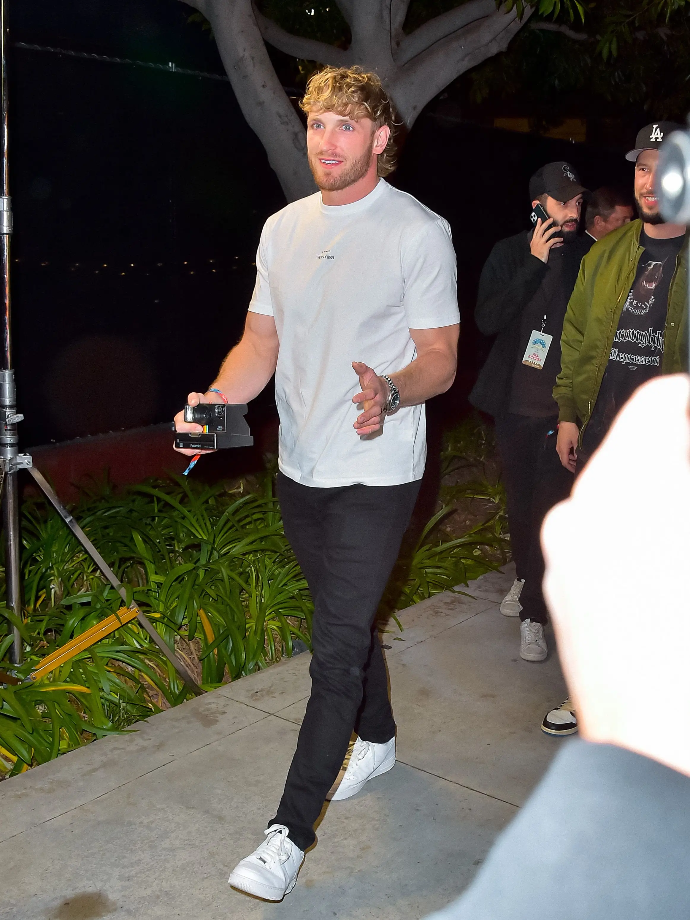 Logan Paul caminant per West Hollywood