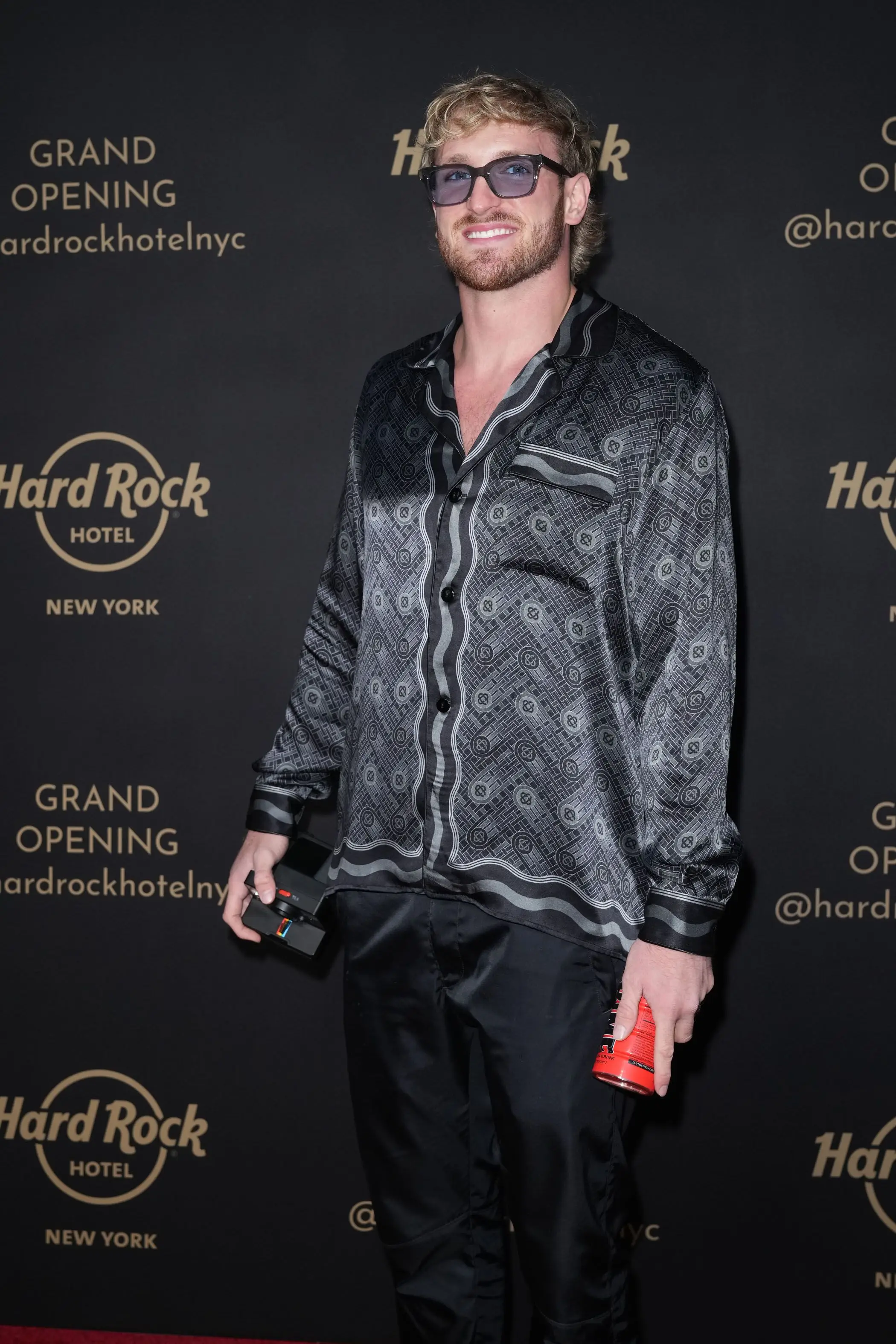 Logan Paul amb ulleres de sol somrient