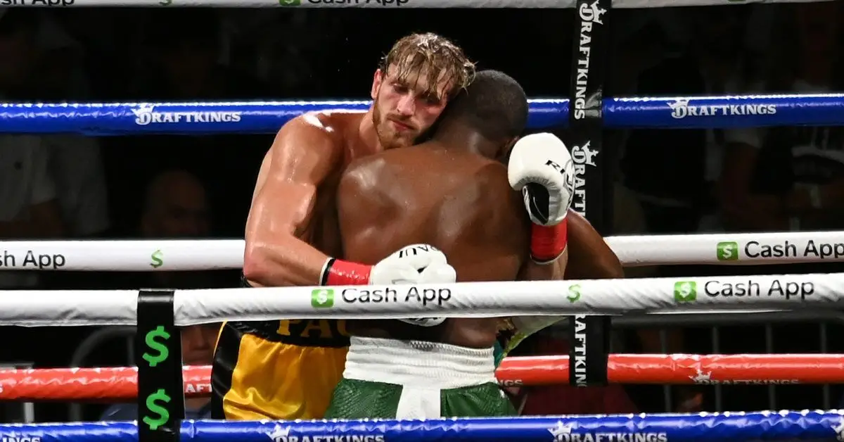 Logan Paul i Floyd Mayweather abraçant-se després de la seva baralla