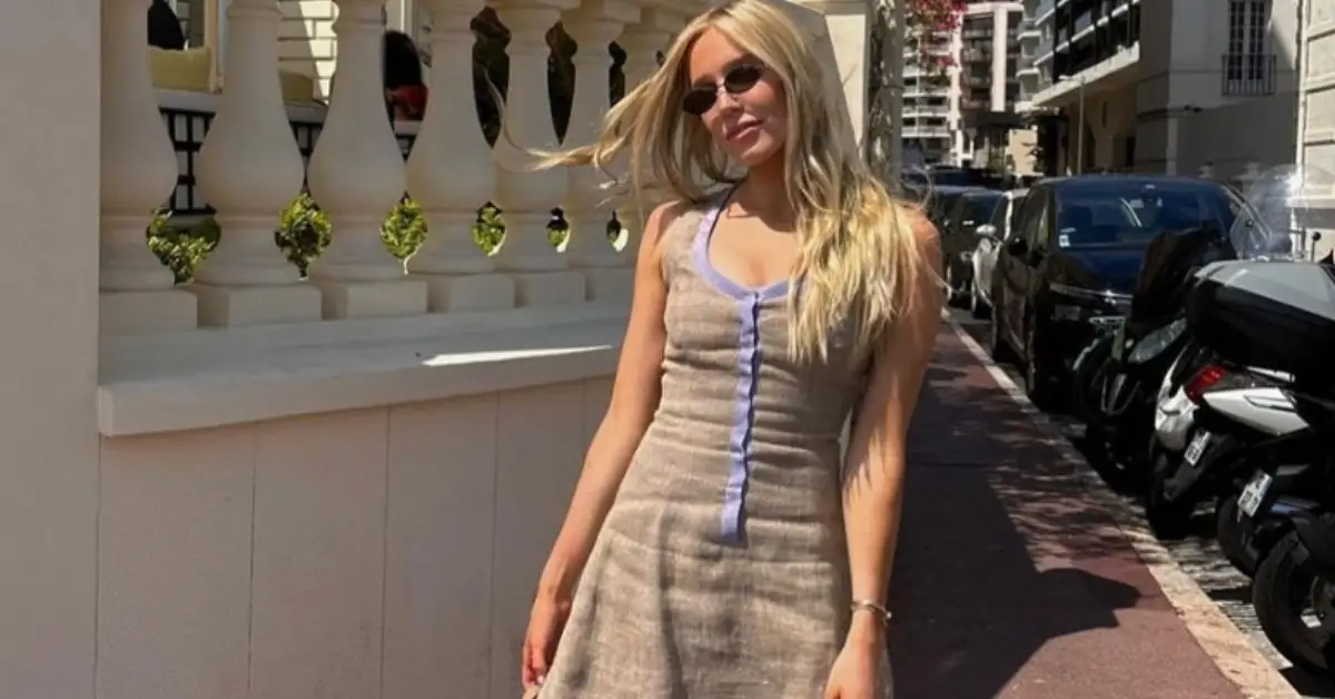 여행 중에 밖에 걷고 있는 알렉스 쿠퍼