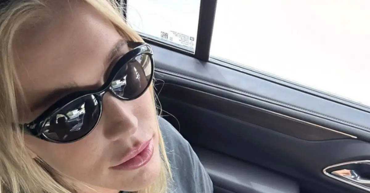 차 안에서 포즈를 취하는 알렉스 쿠퍼