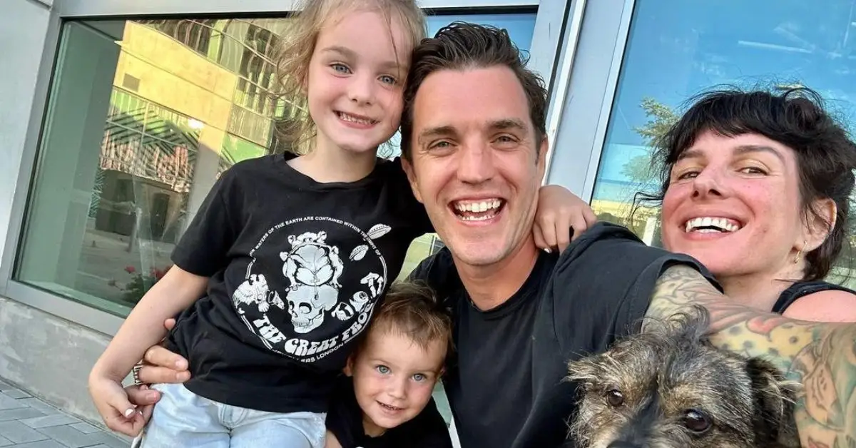 Shenae Grimes mit ihrem Mann und ihren Kindern