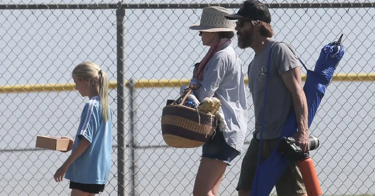 Hazel Moder, Julia Roberts e Danny Moder caminhando