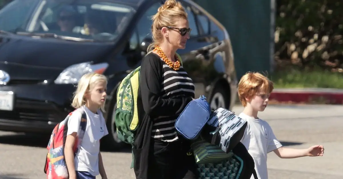 Julia Roberts ao ar livre com seus filhos