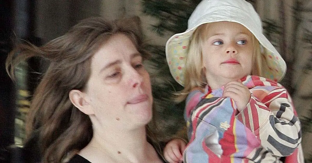 Uma mulher e Hazel Moder usando chapéu quando ela era pequena