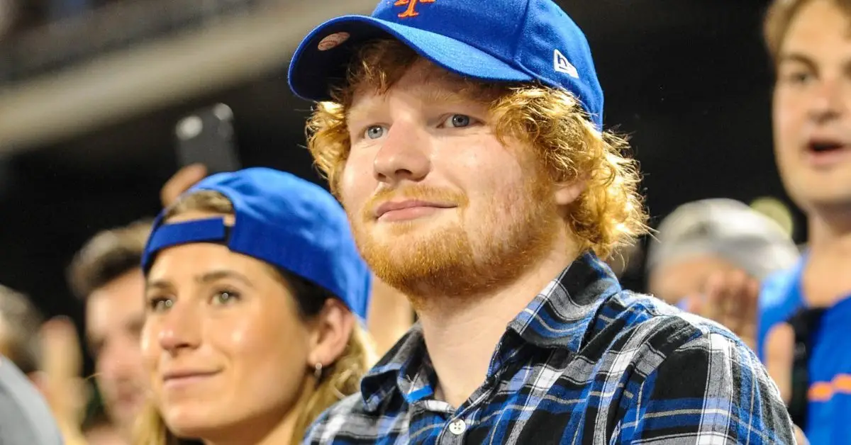 Ed Sheeran e Cherry Seaborn em um jogo de beisebol no Citi Field, em Nova York, para ver o Mets jogar contra o Phillies