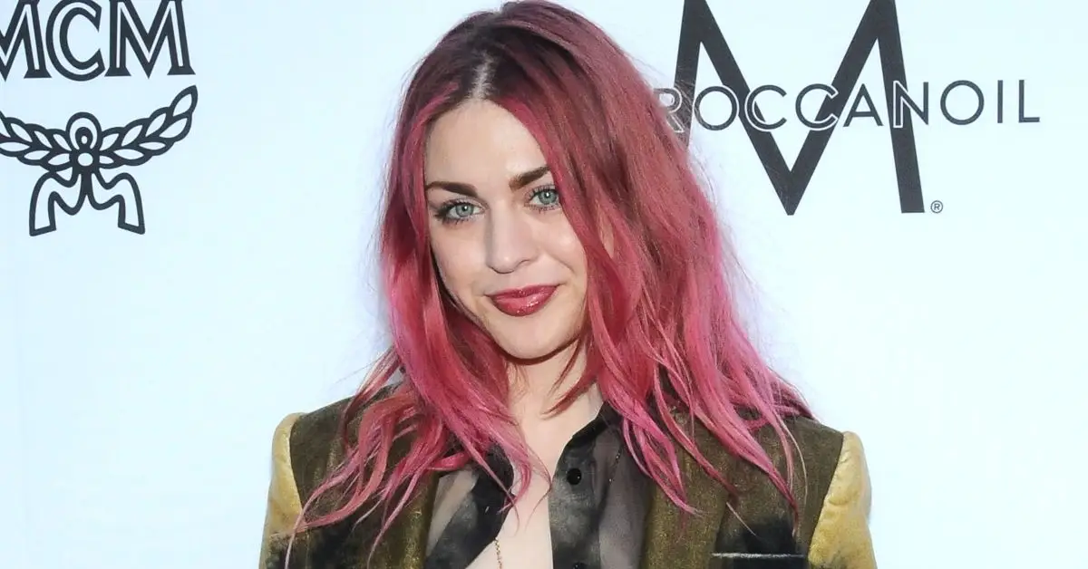 Frances Bean Cobain partecipa ad una cerimonia di premiazione