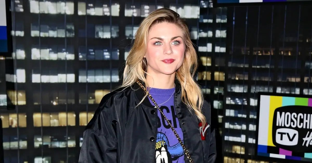 Frances Bean Cobain partecipa all'evento