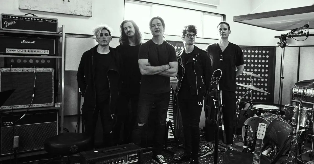 Third Eye Blind 밴드 멤버들이 함께 앉아 있는 모습