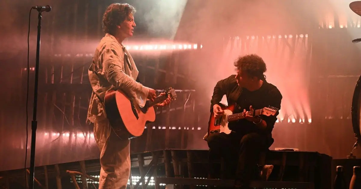 콘서트를 하고 있는 스테판 젠킨스를 포함한 밴드 Third Eye Blind의 멤버들