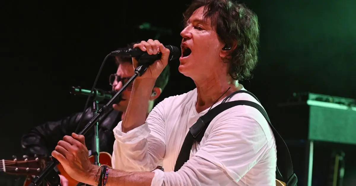 베이시스트 제이슨 슬레이터(Jason Slater)의 비극적인 죽음을 제외하고 제3의 눈이 멀다는 논란에 시달렸다