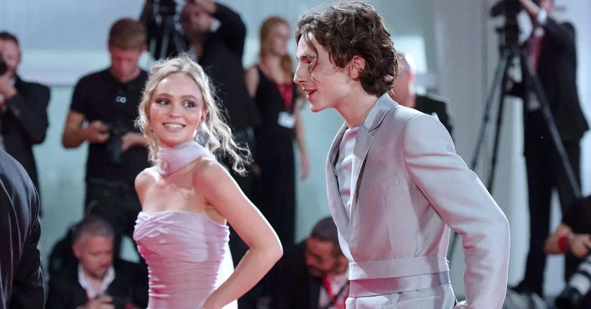 Uśmiechnięci Lily Rose Depp i Timothee Chalamet