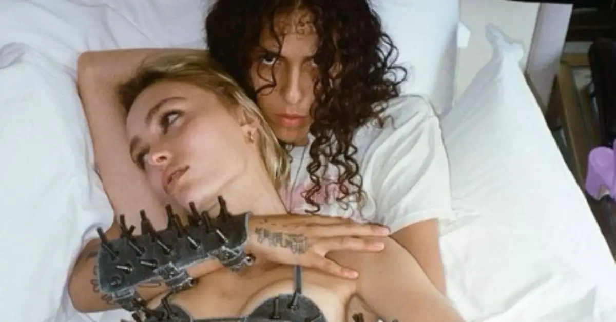 Lily Rose Depp i 070 Shake pozują do zdjęcia