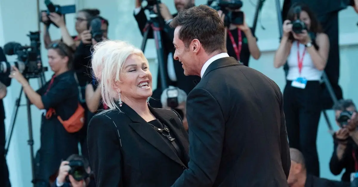 Hugh Jackman und Deborra-Lee Furness lächeln einander an