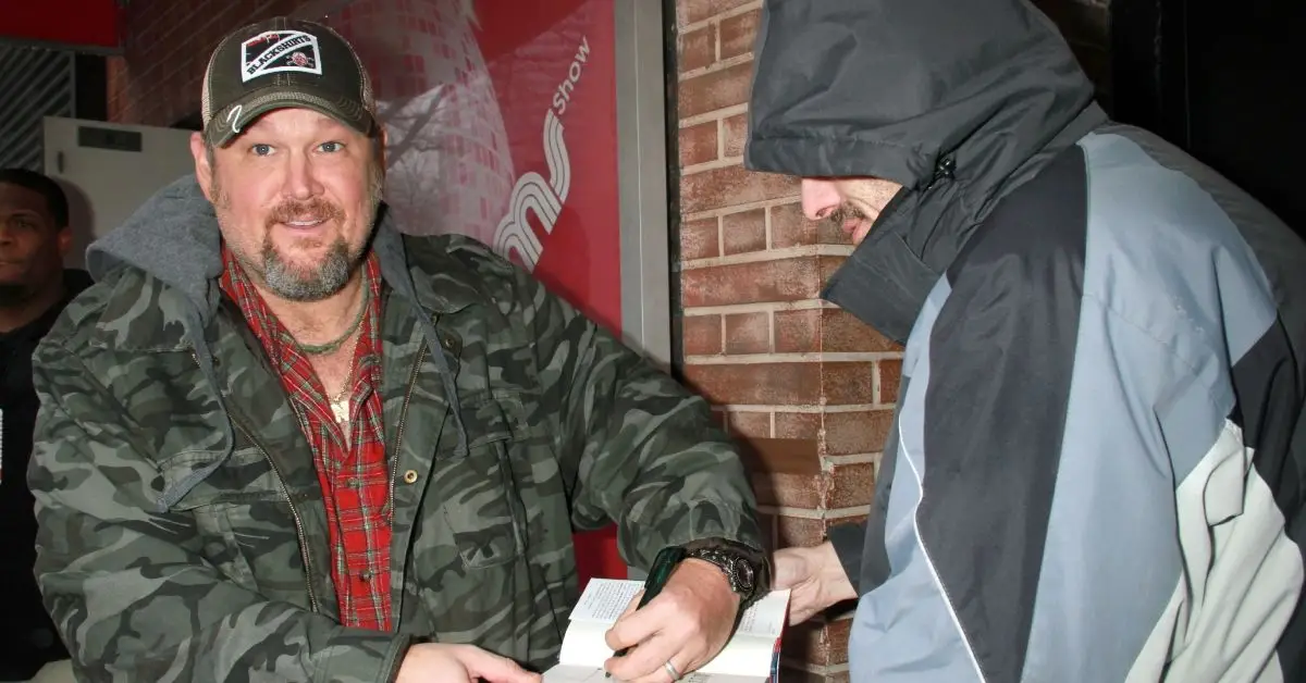 Larry the Cable Guy signant un llibre per a un fan