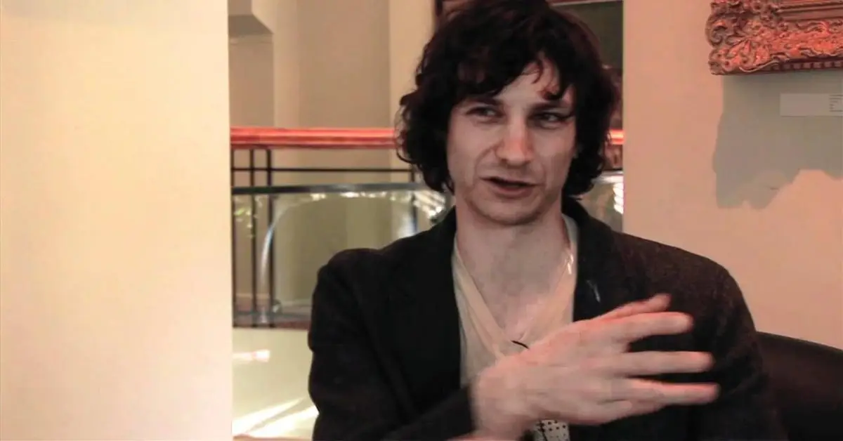 Gotye/Wally De Backer sendo entrevistado