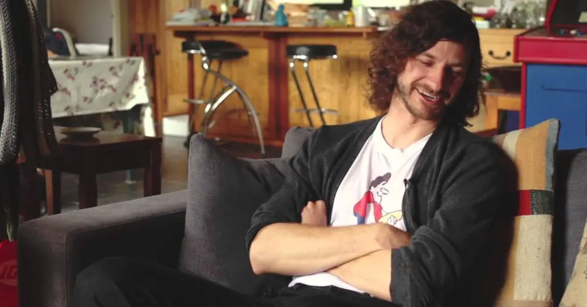 Gotye/Wally De Backer sorrindo durante uma entrevista