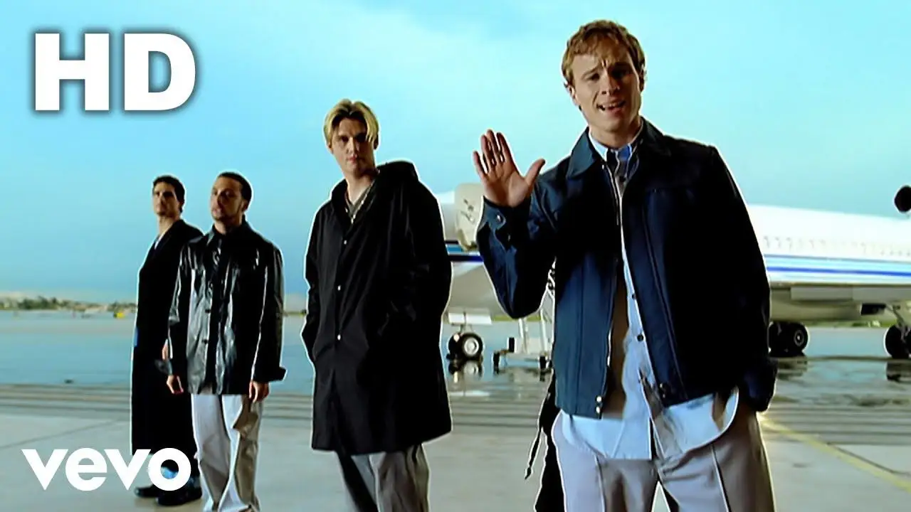 Brian Littrell (à droite) avec les Backstreet Boys dans la vidéo I Want It That Way