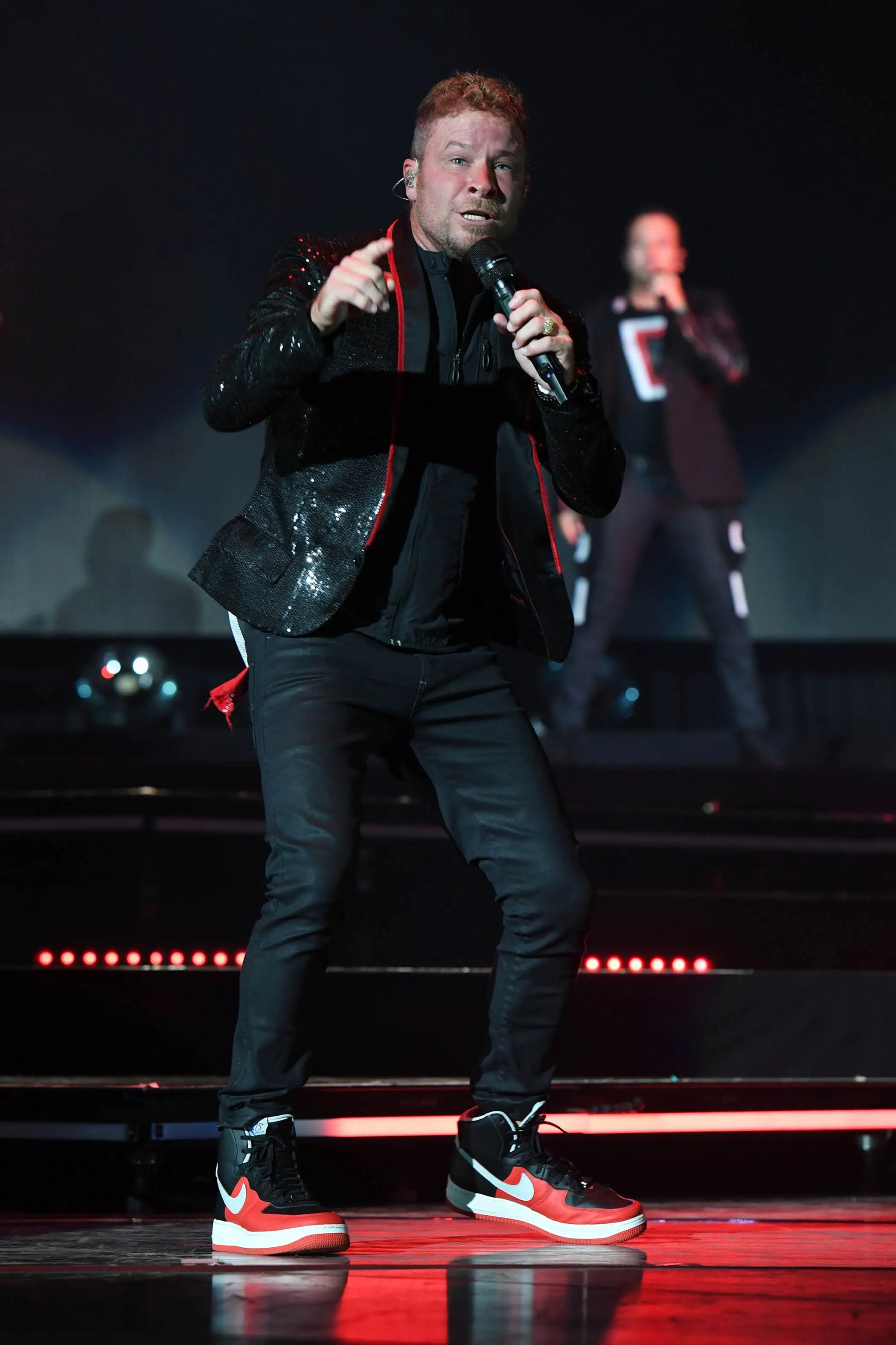 Nick Carter assis et souriant.webp