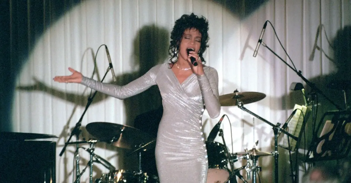 Washington, District of Columbia -1994 Whitney Houston vystupuje na State Dinner na počesť prezidenta Nelsona Mandelu z Južnej Afriky v Bielom dome vo Washingtone, D.C. 3. októbra 1994, javisko, koncert, vystúpenie, predstavenie, spev