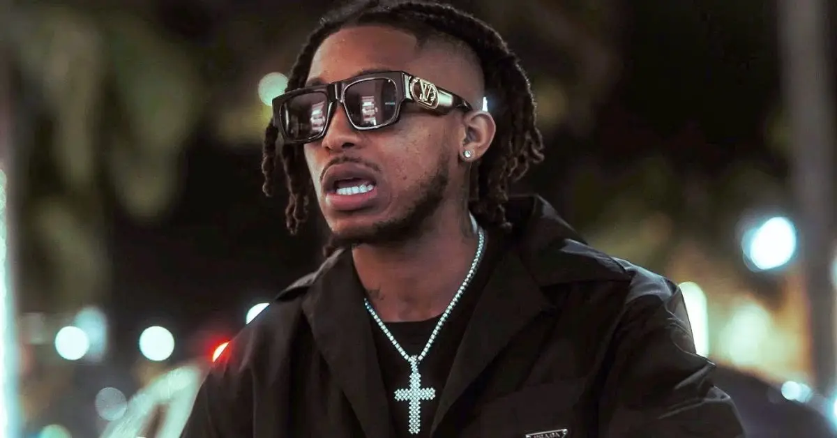 DDG porte des lunettes de soleil dans un clip