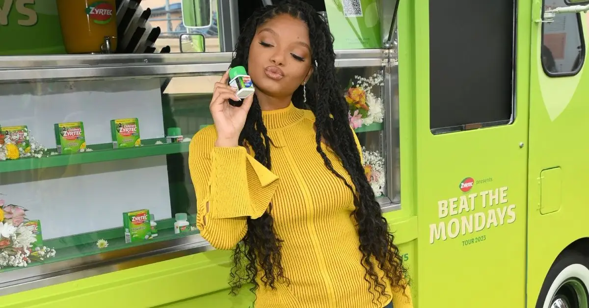 Halle Bailey debout devant un camion vert