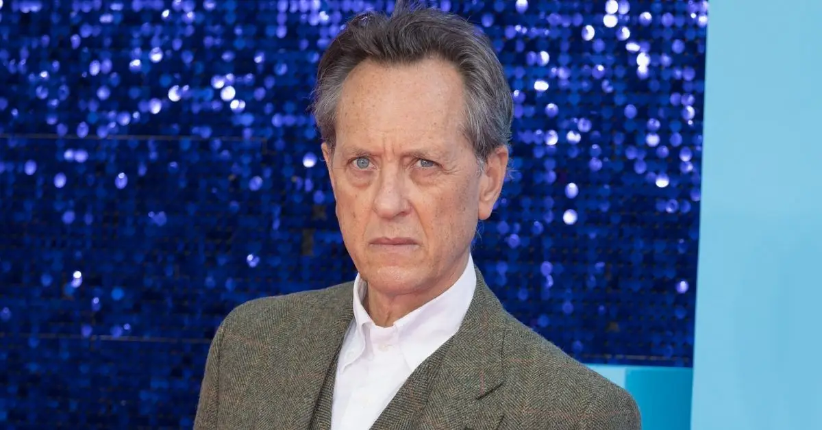 Styl Richarda E. Granta na czerwonym dywanie