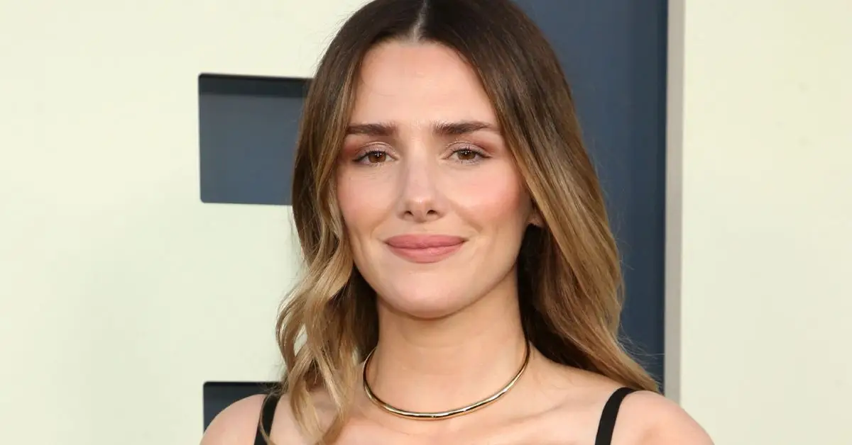 Addison Timlin sa usmieva na červenom koberci