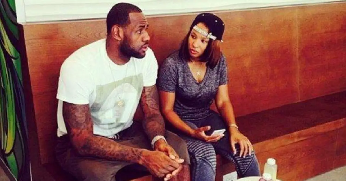 LeBron e Savannah sentados