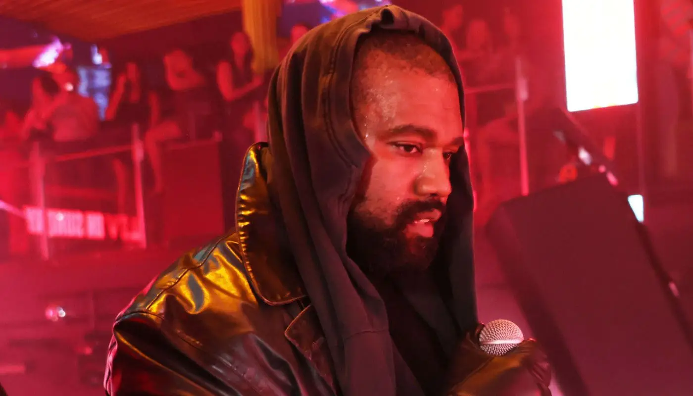 Kim Kardashian luce feliz y glamorosa