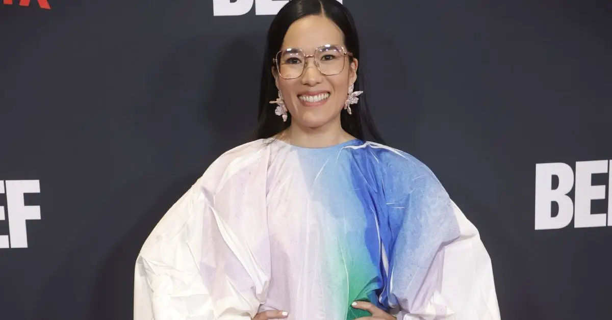 Ali Wong pozuje na czerwonym dywanie podczas premiery telewizyjnej
