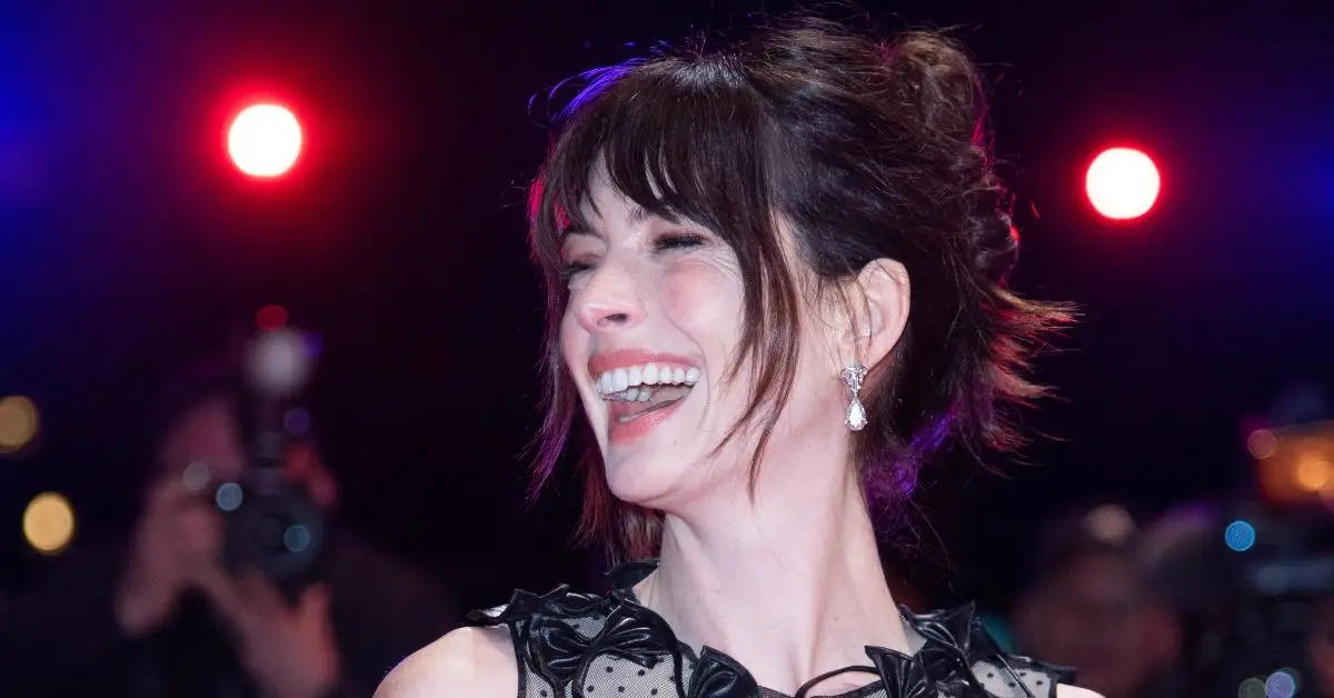 Anne Hathaway somrient a l'esdeveniment