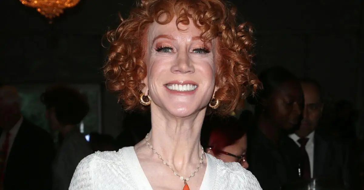 קתי גריפין מחייכת לובשת שמלה לבנה באירוע