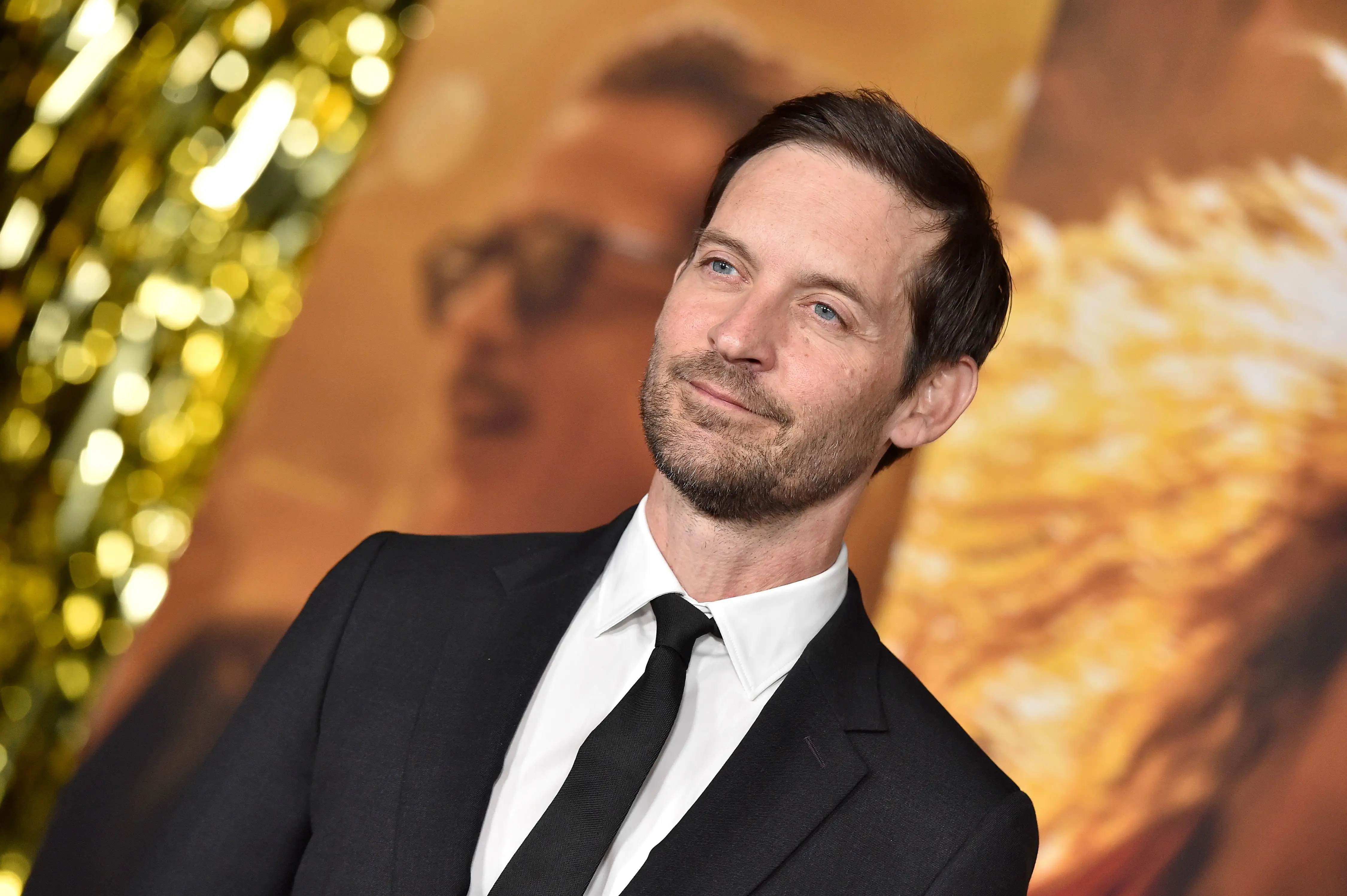 Tobey Maguire en costume à l'avant-première de Babylon